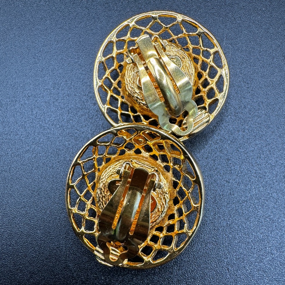 LOT 1507 24K gold plated CHANEL vintage red glass gripoix clip on earrings - Picture 7 of 11